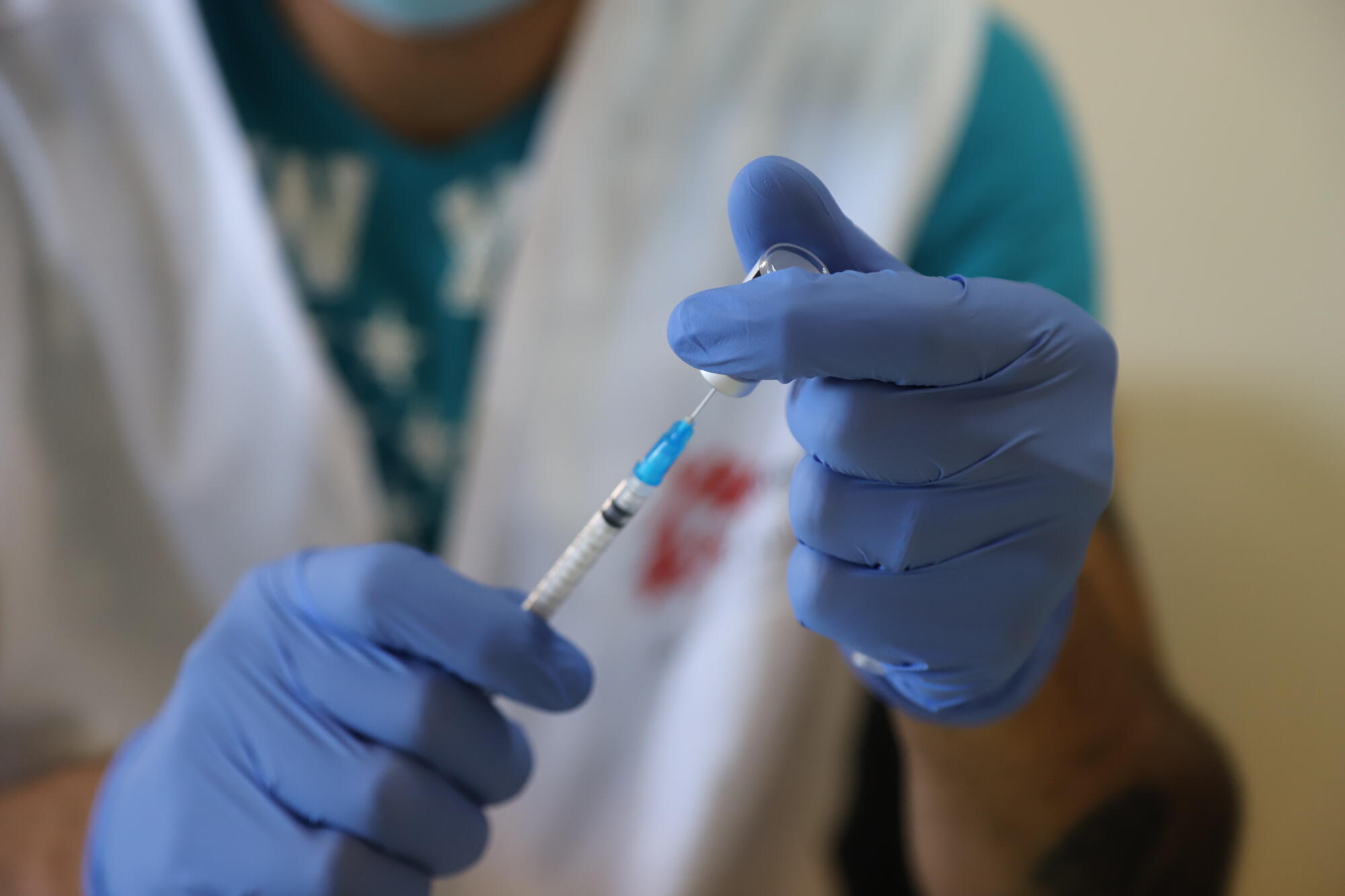 A member of MSF’s mobile vaccination team prepares a dose of COVID-19 vaccine at a nursing home in Shayle (Mount Lebanon).