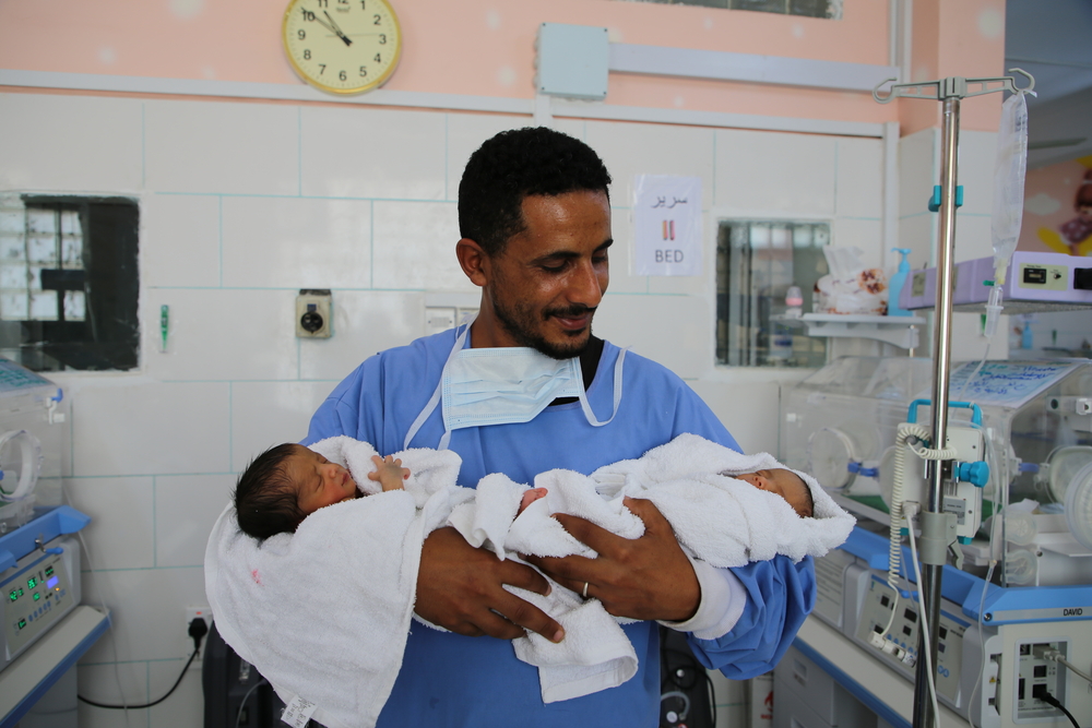 Yémen : Un père heureux, Wael Abdul Jabbar Mahyub, tenant avec amour ses filles jumelles Heba et Malath qui sont sous traitement dans une unité de soins néonataux spécialisés soutenue par MSF à l'hôpital Al Jamhouri, dans la ville de Taïz.