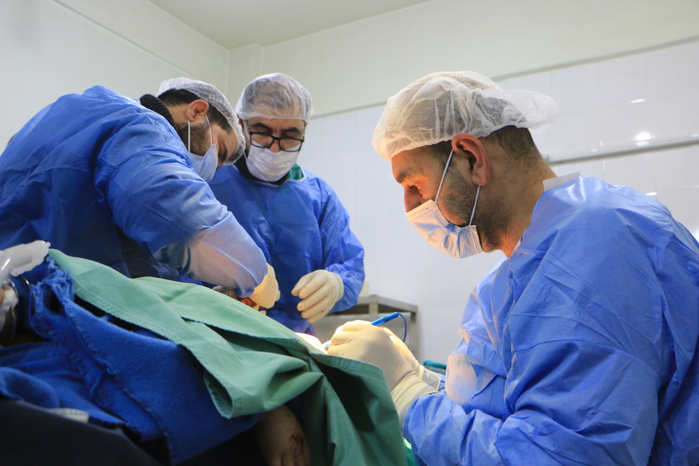 Des médecins syriens pratiquent une intervention chirurgicale dans un hôpital d’Atmeh. L’équipement dont dispose cette salle d’opération provient d’un don de l’équipe de MSF d’Atmeh. Syrie, 2023.
