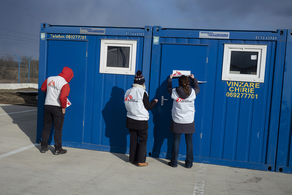 MSF setting up a medical centre in Palanca to support the Moldovan teams already on site. March 10, 2022. 