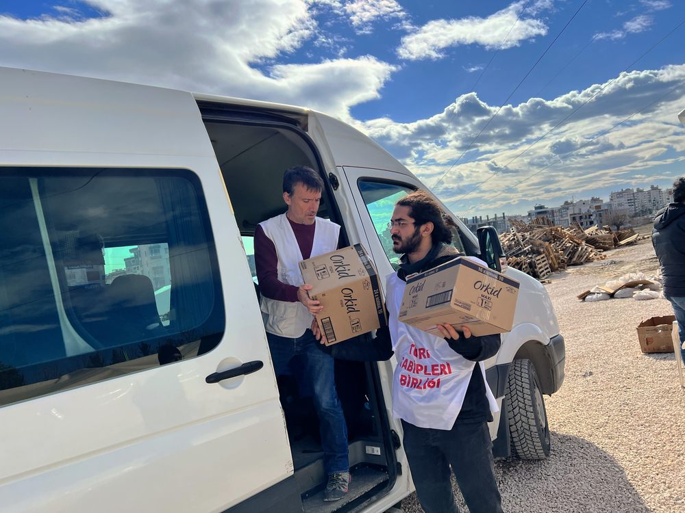 Le personnel de MSF donne des articles de secours