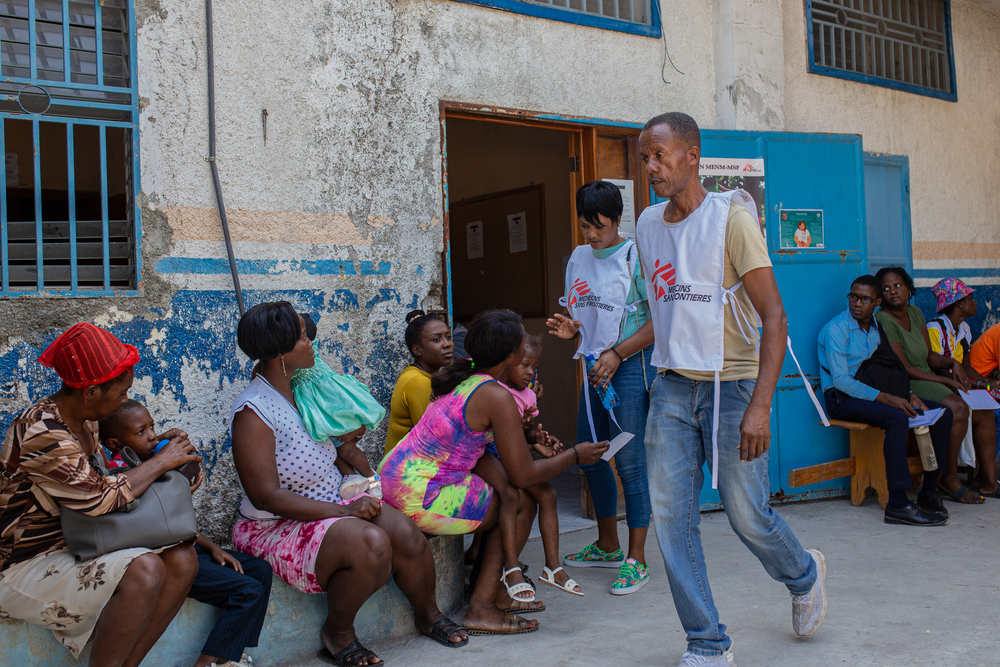 Des personnes qui résident dans un quartier touché par la violence, dans le centre de Port-au-Prince, attendent pour obtenir des soins de santé à la clinique mobile organisée par MSF.