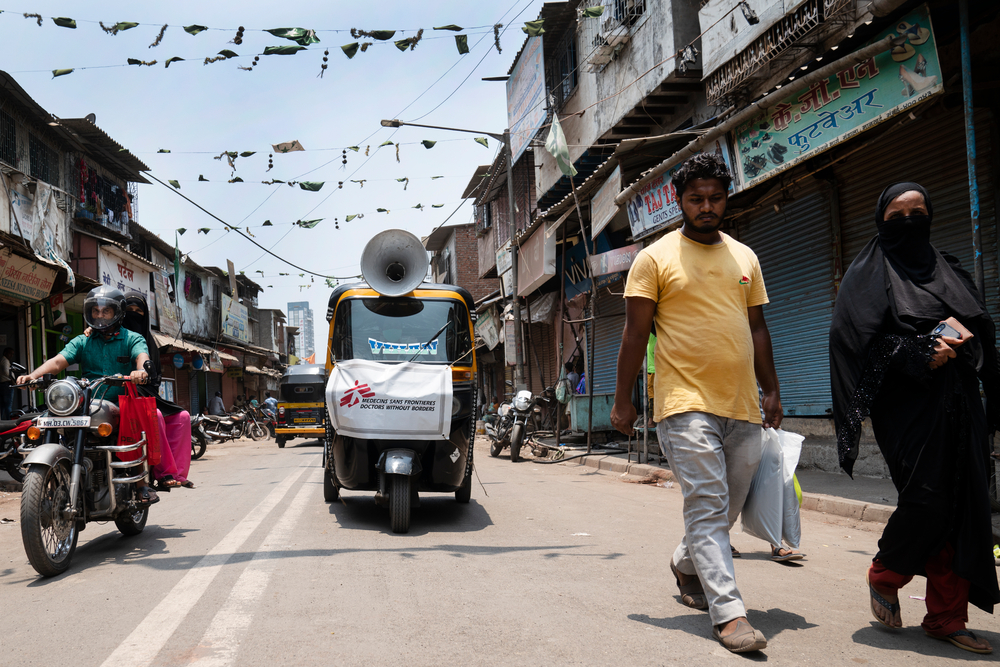 Inde : Un membre du personnel de MSF à bord d'une auto-rikshaw (tuktuk) visite des rues de Mumbai pour faire de la sensibilisation à la COVID-19.
