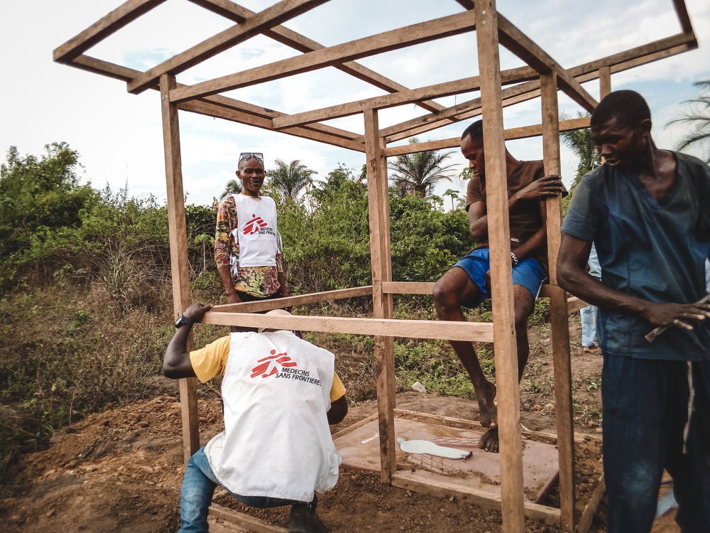 Construction de latrines sur le site pour personne déplacées de Simbambéli, Kwamouth.