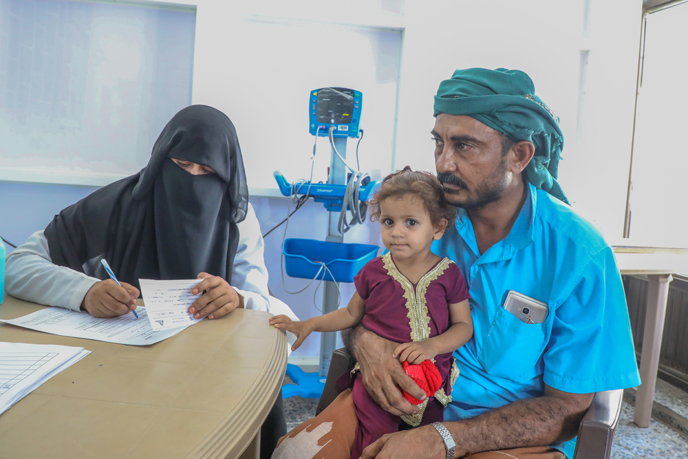 Muž se svojí nemocnou vnučkou v nemocnici v Jemenu. Foto: Majd Aljunaid, Ld.