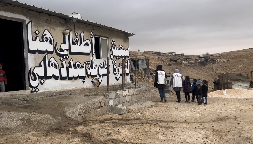 Lidé ve vesnici ve vysídlované osadě v oblasti Masafer Yatta. Foto: Salam Khatib / Lékaři bez hranic