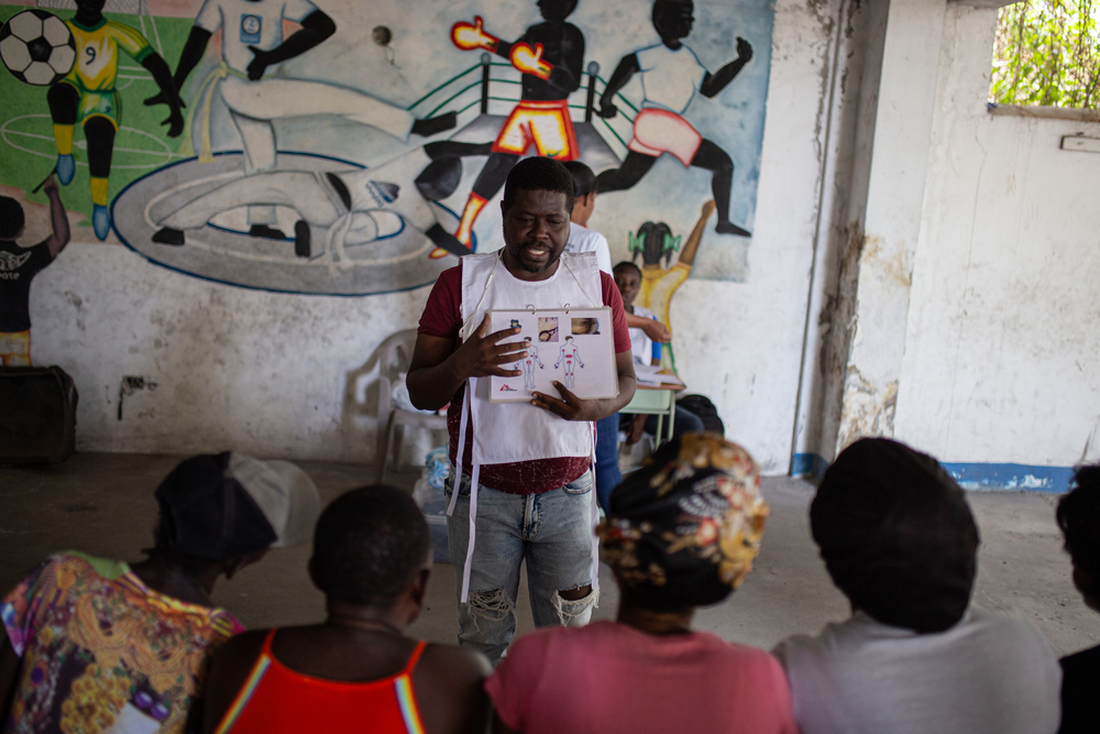 An MSF health promoter explains the causes of scabies and how to prevent people from contracting the disease at the mobile clinic organized by MSF. 