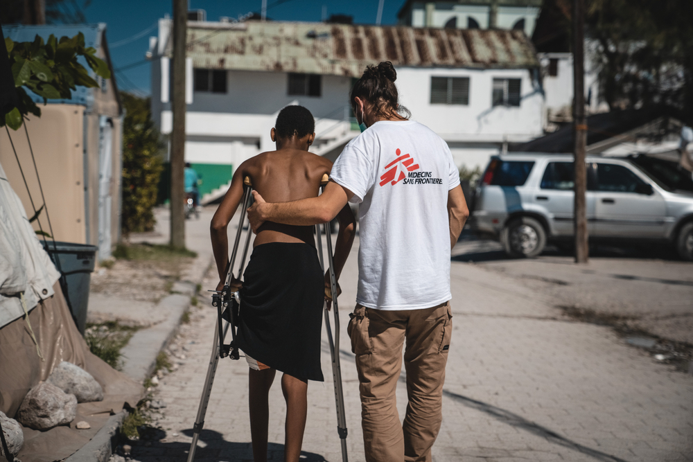 Haïti : À l'hôpital Immaculée Conception aux Cayes, le personnel de MSF dispense des soins de physiothérapie à des patients blessés dans le séisme, pour les aider à retrouver de la force et de la mobilité.