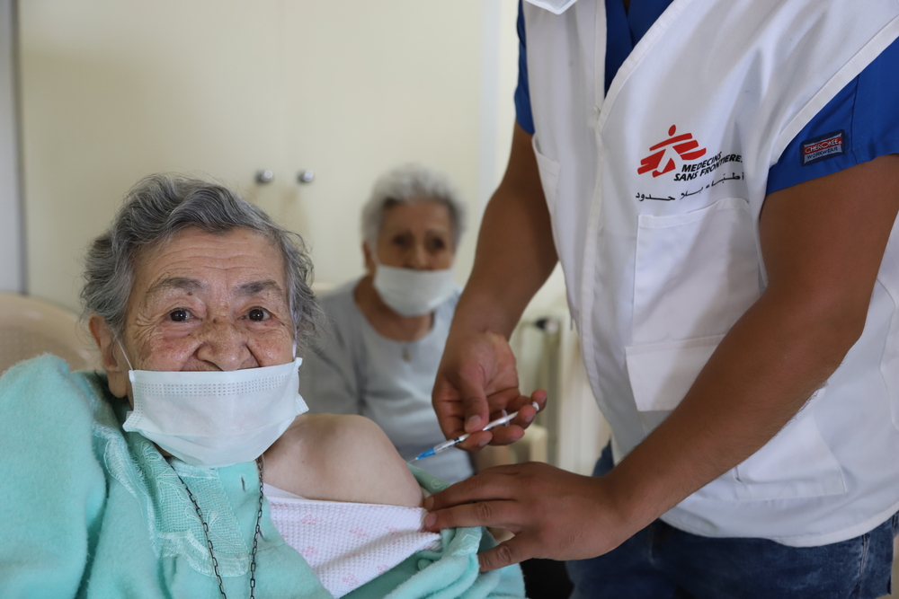 Liban : Une femme se fait vacciner contre la COVID-19 par un membre de l'équipe mobile de vaccination de MSF.