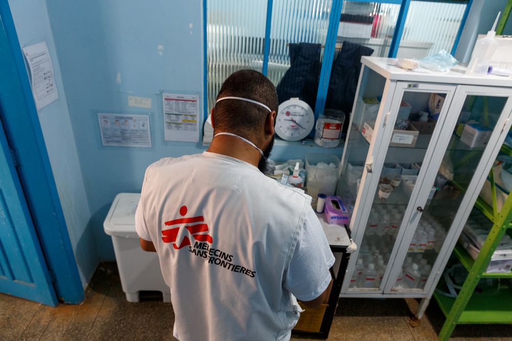 MSF worker supports Emergency Care Units