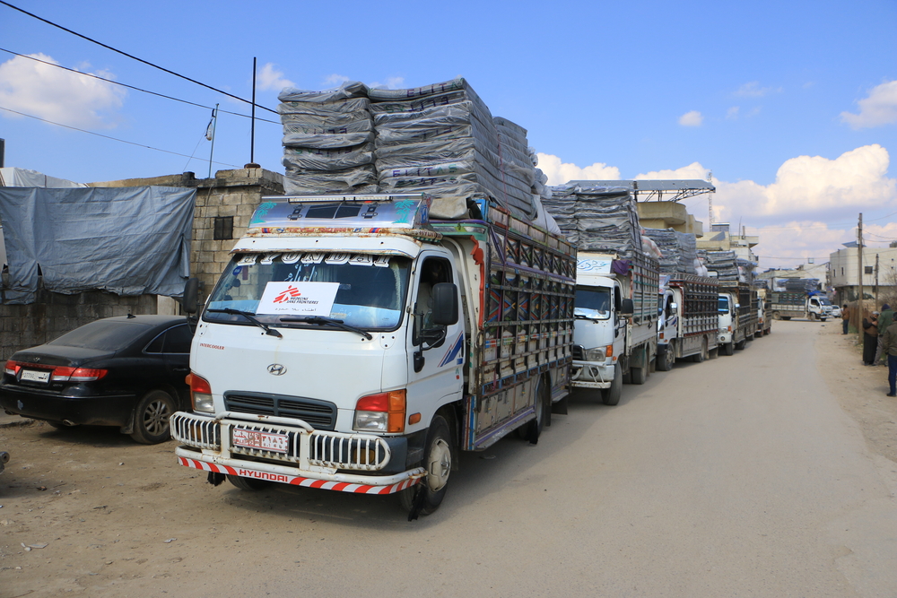 Des camions affrétés par les équipes de MSF de l’hôpital d’Atmeh sont en route pour une distribution. Syrie, 2023.