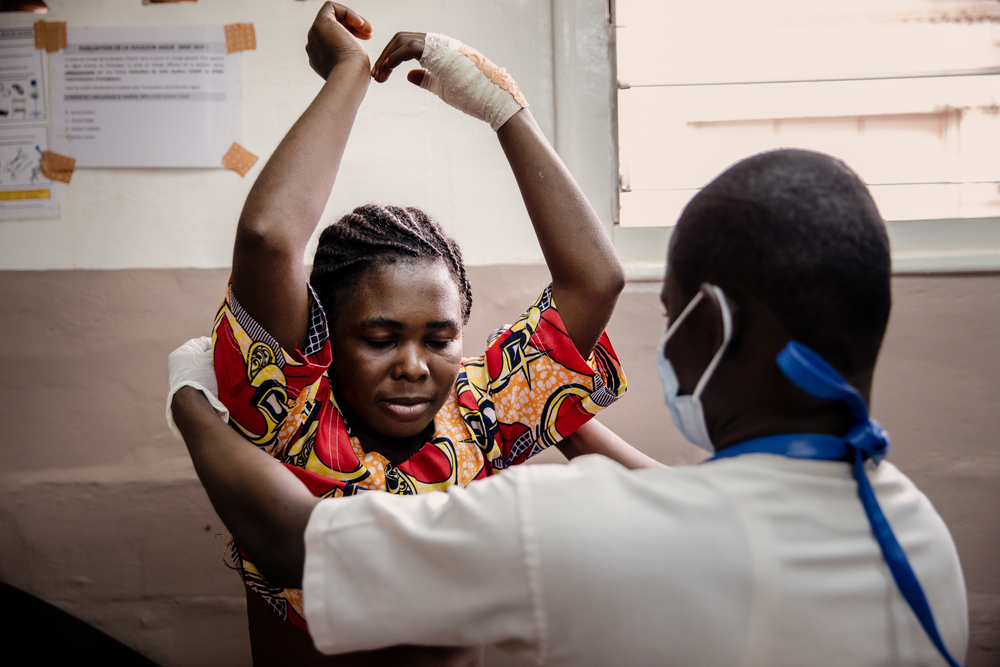 République centrafricaine : Un membre du personnel médical de MSF avec une patiente à l'hôpital SICA de MSF.
