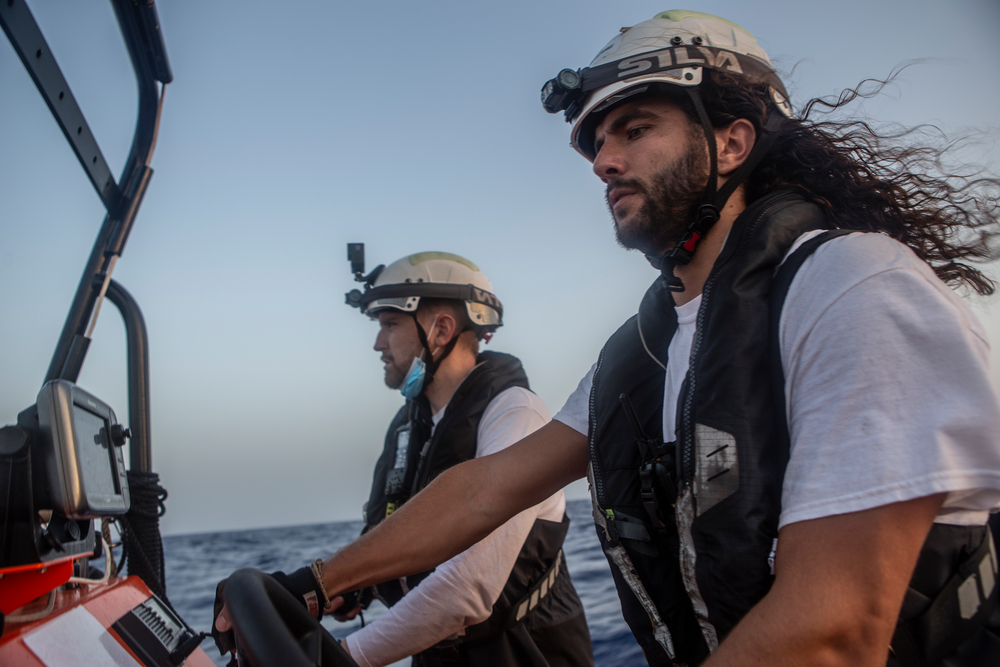 Il s’agit d’un autre sauvetage tragique en Méditerranée centrale; toutes et tous sont affaibli·e·s et traumatisé·e·s. L’équipe médicale de MSF à bord s’occupe des rescapé·e·s jusqu’à leur débarquement dans un lieu sûr.