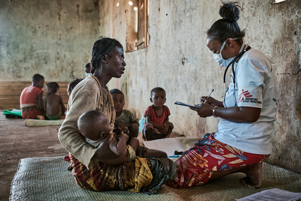 Madagascar : Les populations sont confrontées à la crise nutritionnelle et alimentaire la plus aiguë que la région ait connue ces dernières années. MSF fournit des aliments thérapeutiques prêts à l'emploi et des soins médicaux.