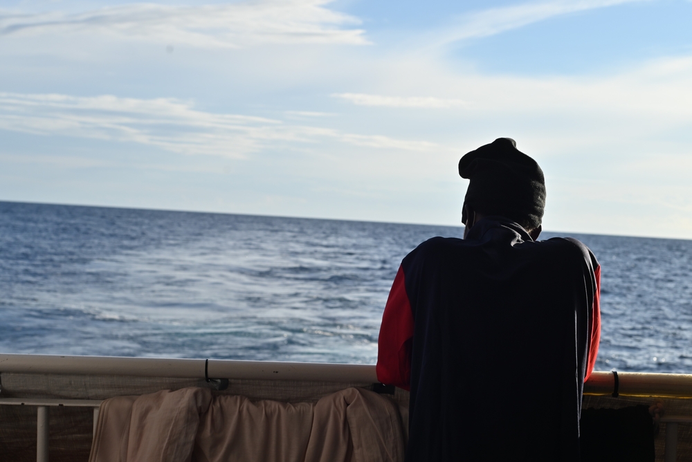 Člověk se dívá na vodní hladinu, Středozemní moře, 2021. Foto: Candida Lobes / Lékaři bez hranic
