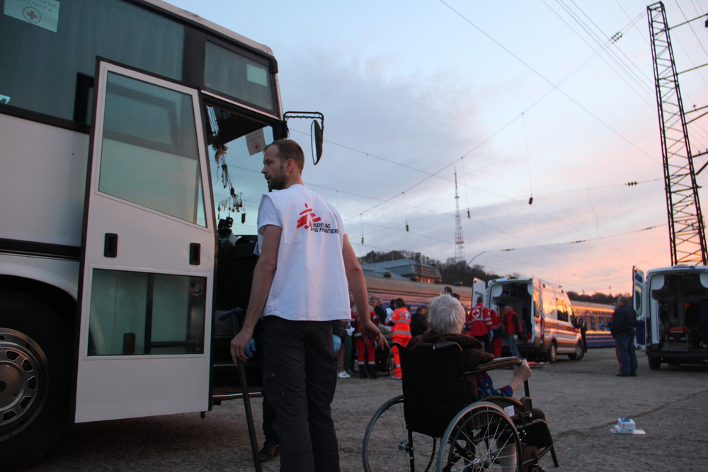MSF’s third medical train referral in Ukraine: This follows after another evacuation the previous day of 17 patients from Kramatorsk to Dnipro.