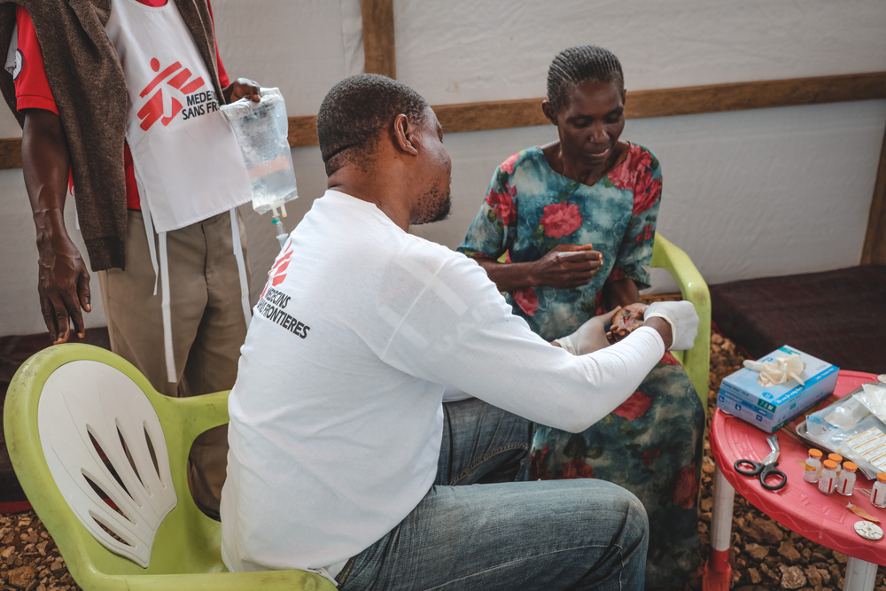 Evariste Bayedi, infirmier MSF, prodigue des soins dans la salle de traitement de la petite clinique mobile de MSF construite sur le site pour personnes déplacées de Socoa (ferme Lenga-Lenga), situé à 10 minutes en pirogue de Kwamouth.