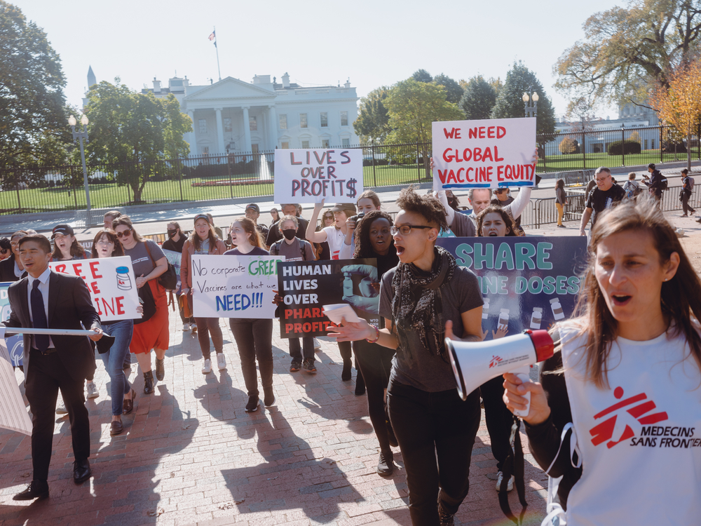 États-Unis : Le 10 novembre, MSF a organisé une manifestation devant la Maison-Blanche appelant l'administration Biden à en faire davantage pour garantir l'équité mondiale en matière de vaccins.