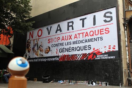 Paris, ThomThom Street-art Novartis case.